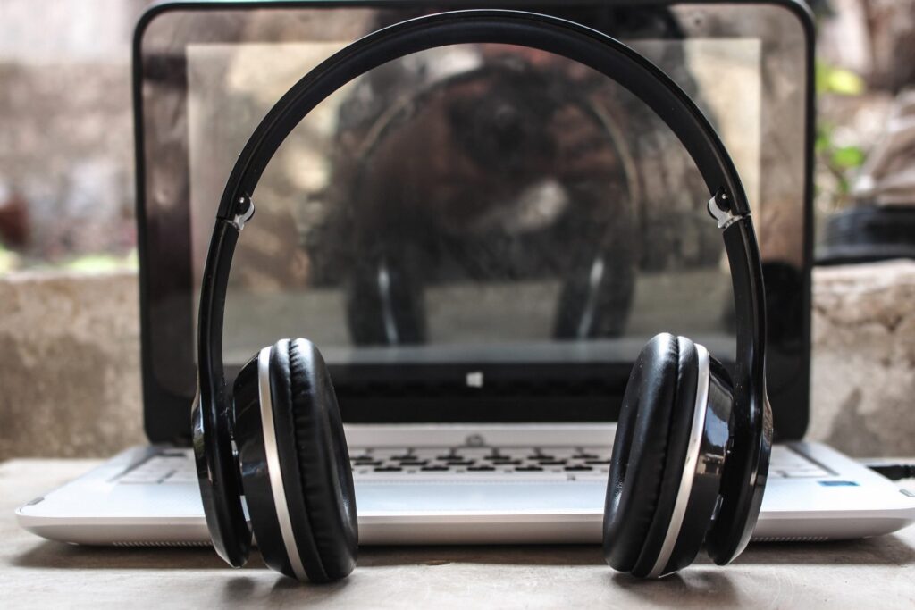 How to connect wireless headphones to TV without bluetooth? 3 wireless headphones
